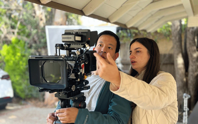 Andreína P. Aristeiguieta, durante el rodaje de "El Silencio que Nos Une", su primer largometraje como directora en Hollywood.