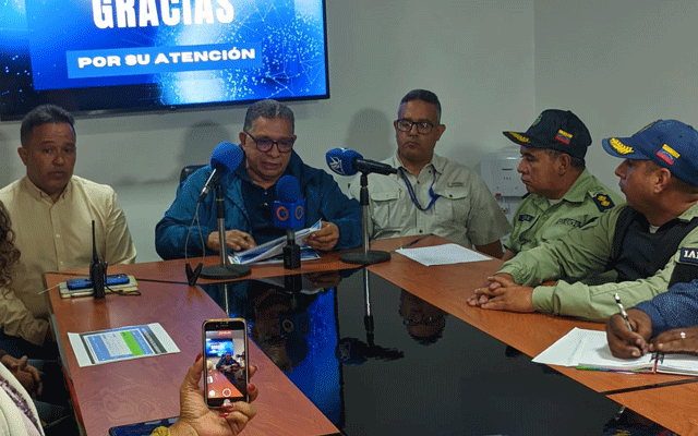 El alcalde José “Chonchón” Morales junto a los funcionarios municipales presenta el informe de seguridad.