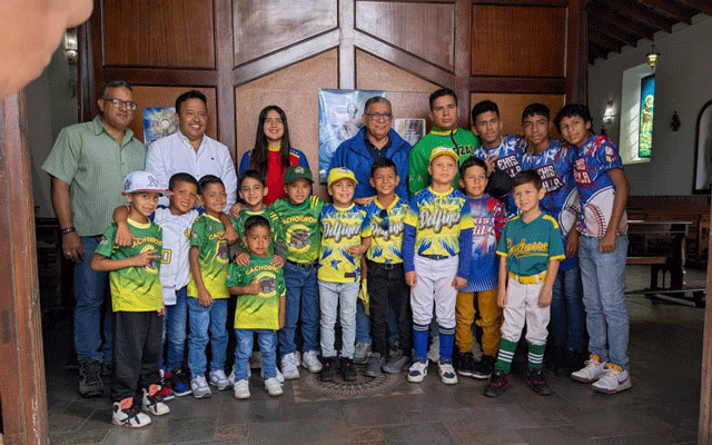 El alcalde José Morales, junto a autoridades y deportistas, participó activamente en la Misa del Deporte, destacando la rehabilitación de espacios deportivos en el municipio.