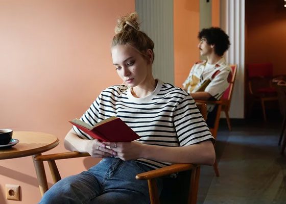 Hojear una revista especializada en una cafetería, nos permite disfrutar de un momento de introspección.