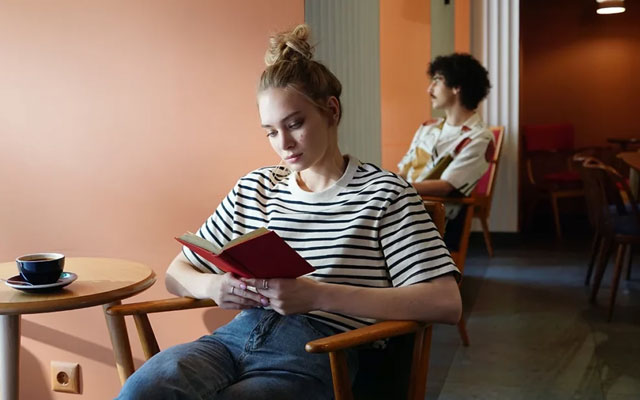 Hojear una revista especializada en una cafetería, nos permite disfrutar de un momento de introspección.