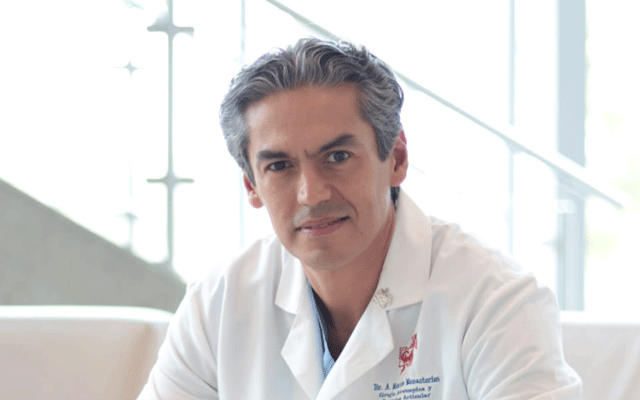 El Dr. Andrés Monasterios lidera tratamientos regenerativos en la Unidad de Orthobiología del Centro Médico de Caracas.