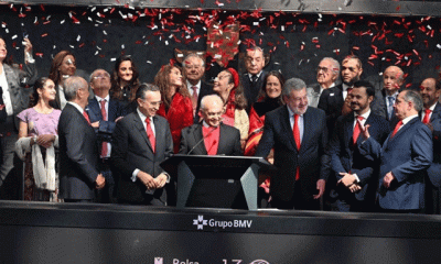 El C.P. Alfredo Harp Helú, acompañado por familiares y directivos, lidera la histórica ceremonia del campanazo en la Bolsa Mexicana de Valores.