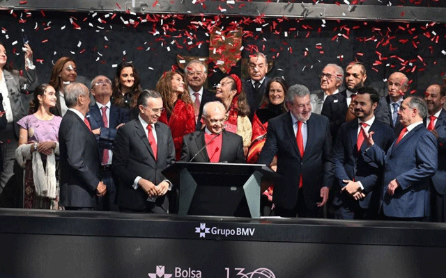 El C.P. Alfredo Harp Helú, acompañado por familiares y directivos, lidera la histórica ceremonia del campanazo en la Bolsa Mexicana de Valores.