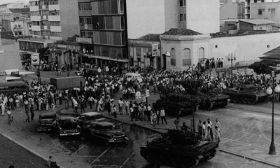 Ciudadanos celebrando el Día de la Democracia frente al Palacio de Miraflores.