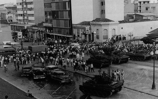 Ciudadanos celebrando el Día de la Democracia frente al Palacio de Miraflores.