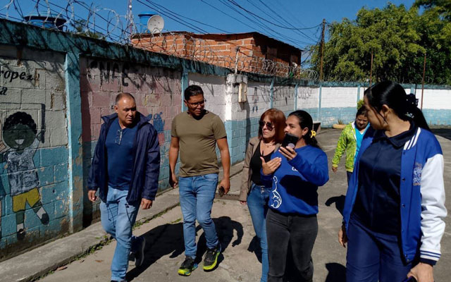 Autoridades municipales inspeccionan el Centro de Educación Inicial "Sara Alicia de Oropeza" ante posible afectación estructural.