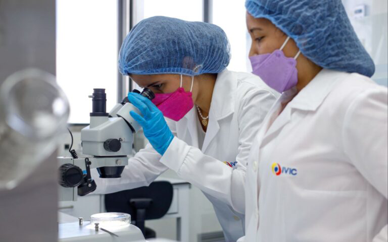 Investigadores trabajando en el laboratorio del IVIC.