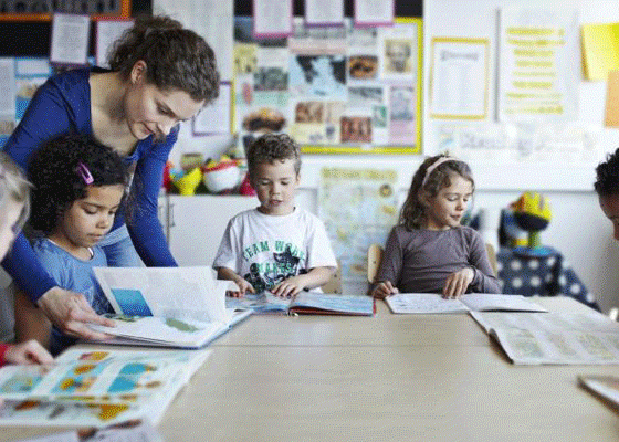 Un maestro comparte una lección con sus alumnos, sembrando la semilla del cambio en cada mente joven