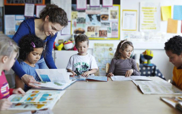 Un maestro comparte una lección con sus alumnos, sembrando la semilla del cambio en cada mente joven