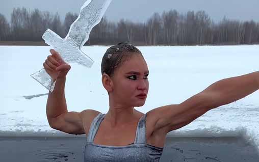 Anna Gálkina durante una de sus actuaciones en aguas heladas, combinando creatividad y resistencia al frío extremo.