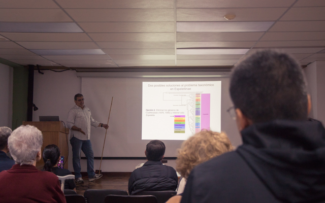 El doctor Jesús Mavárez, investigador del Laboratoire d'Écologie Alpine, Centre National de la Recherche Scientifique, Université Grenoble Alpes, Francia, durante su presentación en el seminario del IVIC.