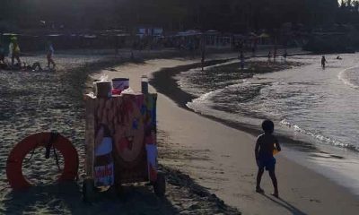 Familias disfrutan de las cálidas playas de La Guaira, un paraíso tropical lleno de tradición y sabor.