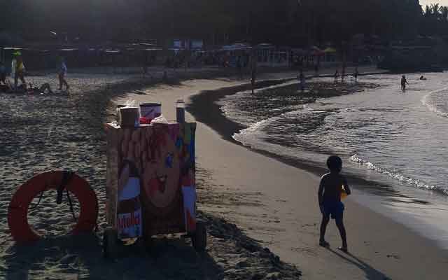 Familias disfrutan de las cálidas playas de La Guaira, un paraíso tropical lleno de tradición y sabor.