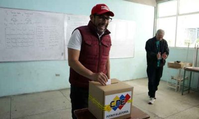 El alcalde Farith Fraija ejerciendo su derecho al voto en un ambiente de democracia y participación en Guaicaipuro.