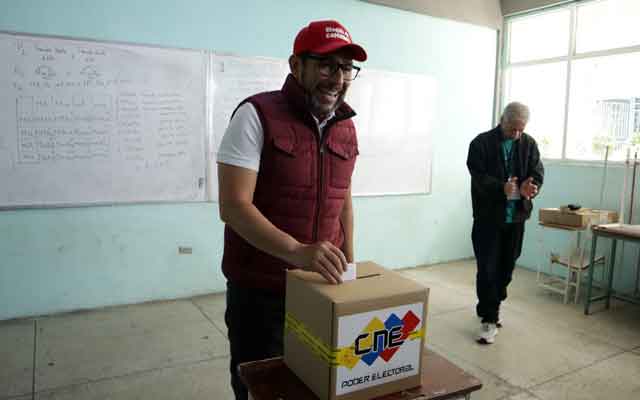 El alcalde Farith Fraija ejerciendo su derecho al voto en un ambiente de democracia y participación en Guaicaipuro.