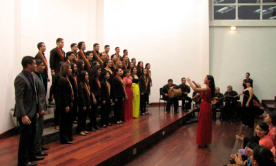 Astrid Sánchez Pargas dirigiendo a la Coral Wattaka, un reflejo de su pasión y talento.