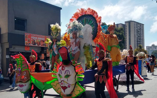 El Carnaval Ecoturístico Guaicaipuro reúne a miles de personas cada año en un desfile lleno de tradición y alegría.