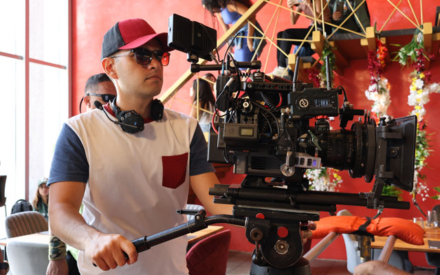 Carlos Daniel Alvarado, durante una entrevista, habla sobre su nuevo film, "Un viaje de película". Su mirada refleja la pasión por el cine y su tierra.