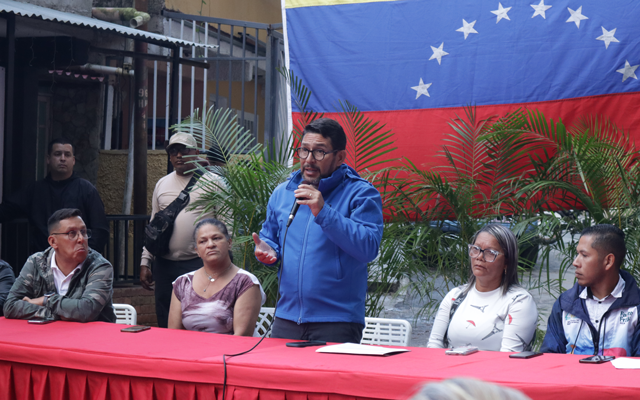 El alcalde Farith Fraija dialoga con los vecinos de Los Lagos, escuchando sus propuestas y necesidades.