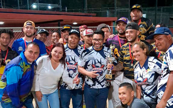 Jugadores de Construcoto celebrando su victoria en la final de la Copa Dr. Farith Fraija. El equipo se alzó con el triunfo tras un emocionante partido contra La Cantina.