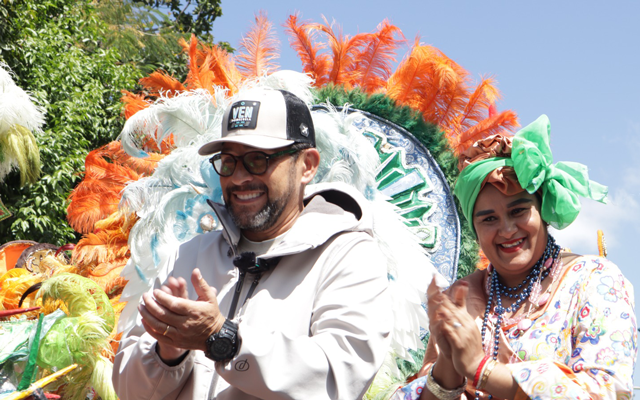 Familias y niños disfrutan del colorido desfile en el Grito de Carnaval Ecoturístico Guaicaipuro 2025.