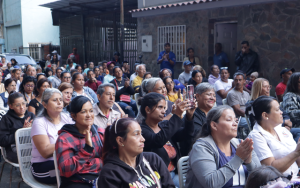 Vecinos de Los Lagos participan activamente en las asambleas para decidir sobre el futuro de su comunidad.