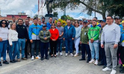 El Alcalde José “Chonchón” Morales y jóvenes carrizaleños rinden homenaje a Simón Bolívar en el Día de la Juventud, marcando una fecha significativa para la comunidad.