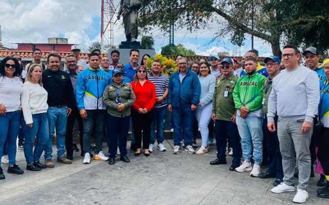 El Alcalde José “Chonchón” Morales y jóvenes carrizaleños rinden homenaje a Simón Bolívar en el Día de la Juventud, marcando una fecha significativa para la comunidad.