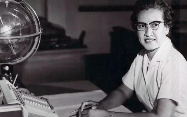 Katherine Johnson en su oficina de la NASA, donde sus cálculos hicieron posible la llegada del hombre a la Luna.