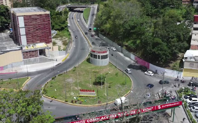 Vista panorámica de Los Teques, donde la naturaleza y la urbanidad se entrelazan armoniosamente.