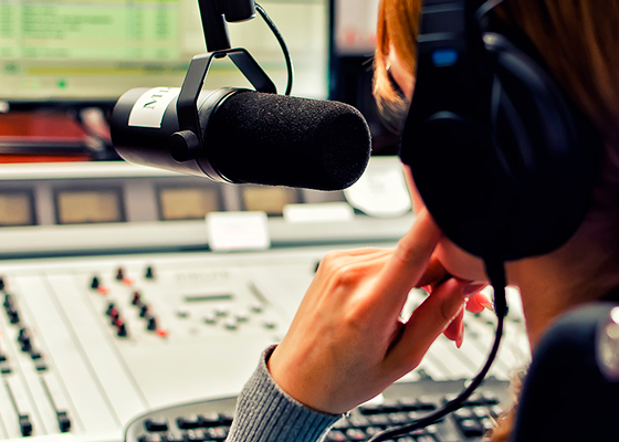 Las ondas radiales han sido testigos de la historia, narrando cada suceso con la calidez de una voz humana.