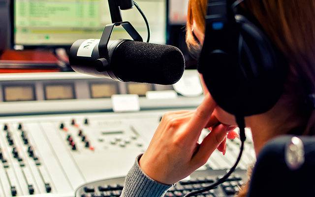 Las ondas radiales han sido testigos de la historia, narrando cada suceso con la calidez de una voz humana.