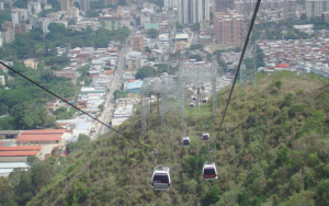 Vista panorámica de Caracas desde el Teleférico de Caracas, uno de los principales atractivos turísticos de la capital.